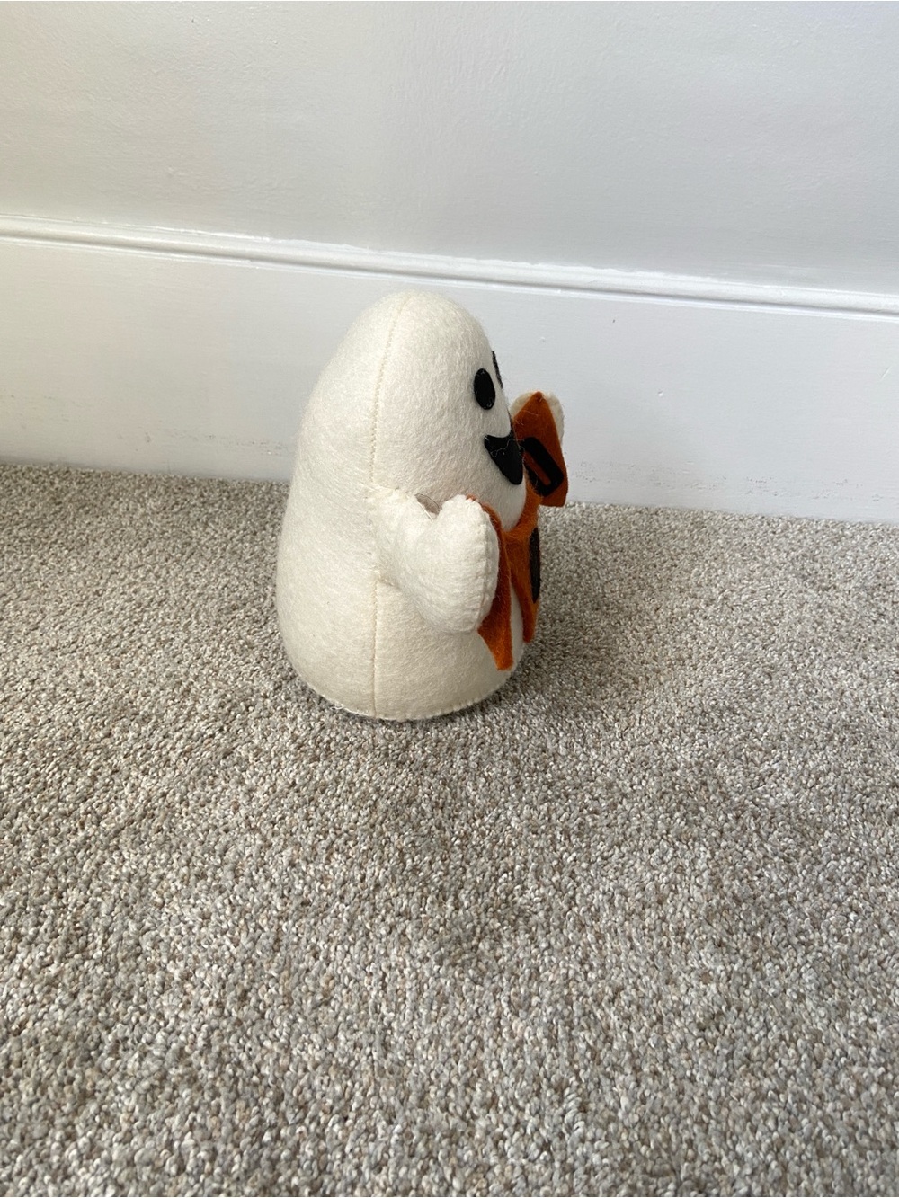 NWOT TJ Maxx Halloween Felt Wool Ghost Tabletop Decor with Orange BOO Banner - Picture 8 of 15
